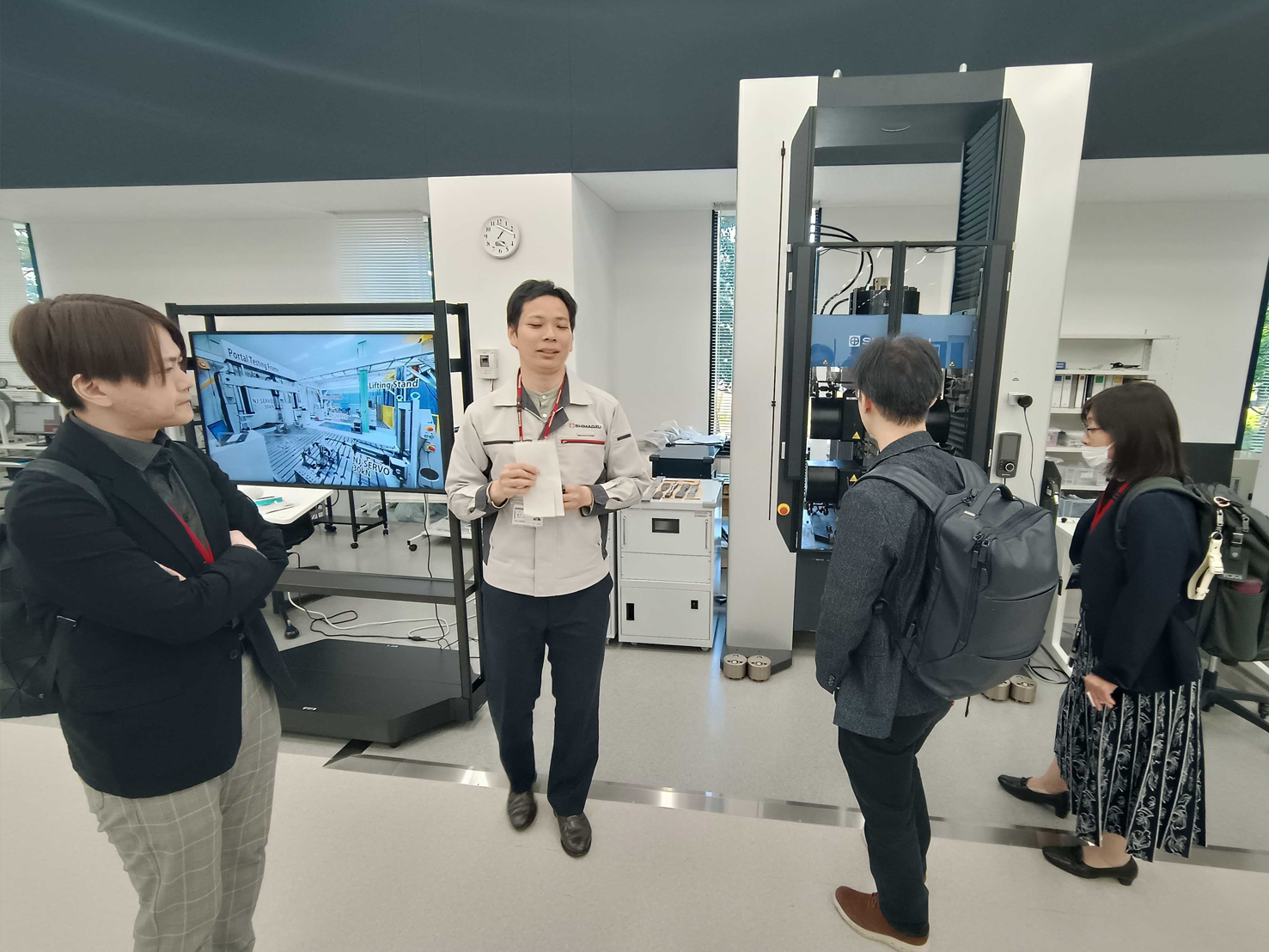 15-LabTOUR-006